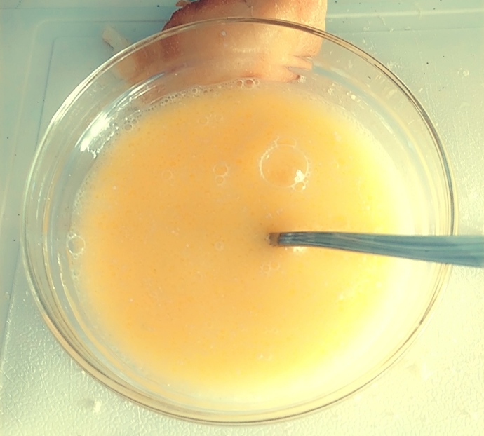 Sosu için süt, yağ, yumurta, salça, ve tuzu karıştırıp ekmeklerin üzerine sürelim.🥛🍞🍕