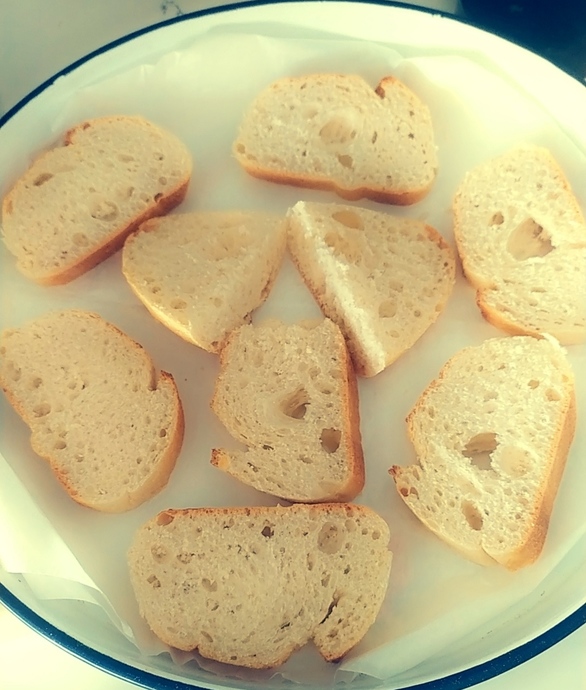 🍞🍞🍞 Ekmekleri dilimleyip tepsiye dizelim.
