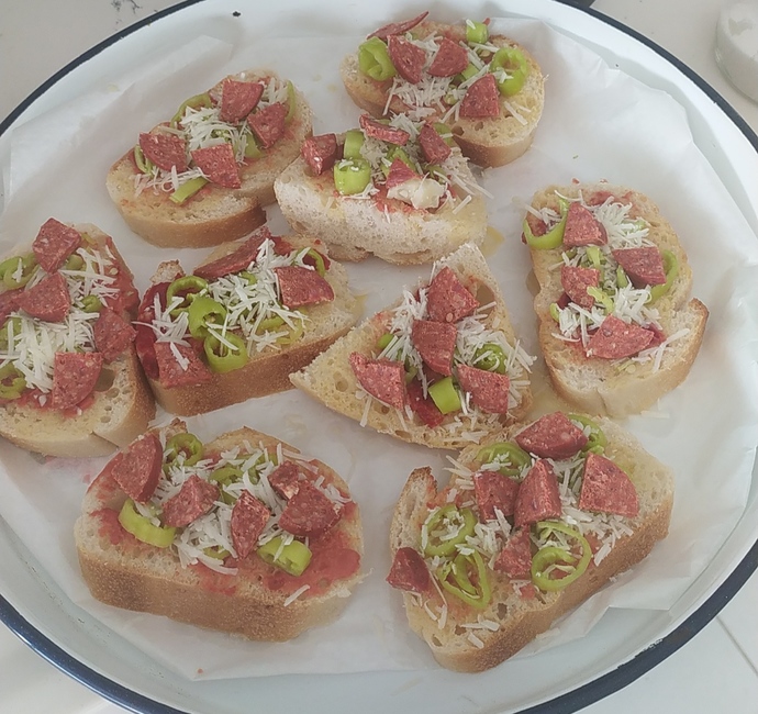 Benim evimde bu malzemeler vardı.Siz istediğiniz malzemeleri koyabilirsiniz.🧀🌶️