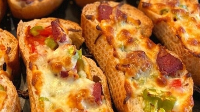 Toplanın 📢🥳 Bayat Ekmek Pi̇zzası Yapıyoruz!🍕🍕🍕