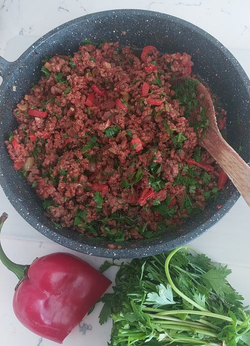 Kıymalı harcı için kıyma, yeşil biber, kırmızı biber, soğan, sarımsağı kavuralım.Tuz, karabiber ve maydanozu ilave edelim.🌶️🍅