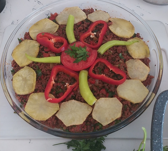 Üzerine kıymalı harcı yayıp, istediğiniz gibi süsleyebilirsiniz.🥔🌶️🍅🧄