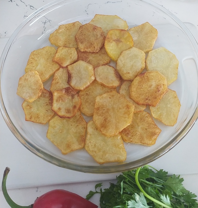 Patatesleri halka halka kızartıp, tepsiye dizelim.🥔🥔🥔