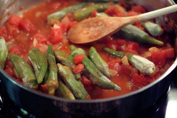 Sıvı yağda soğan, domates, salça,bamya güzelce kavrulmalı🧅🍅🧂🌶️🧄🔪🥄