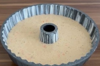 Kek kalıbına hamuru dökelim.🥄