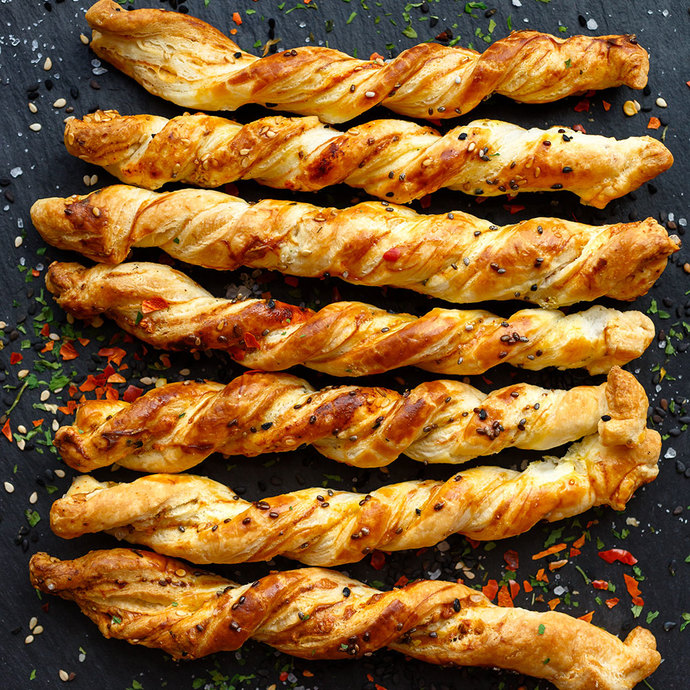 Airfryer’da Pratik ve Lezzetli Kahvaltılık: Peynirli Milföy Çubukları! 🧀✨