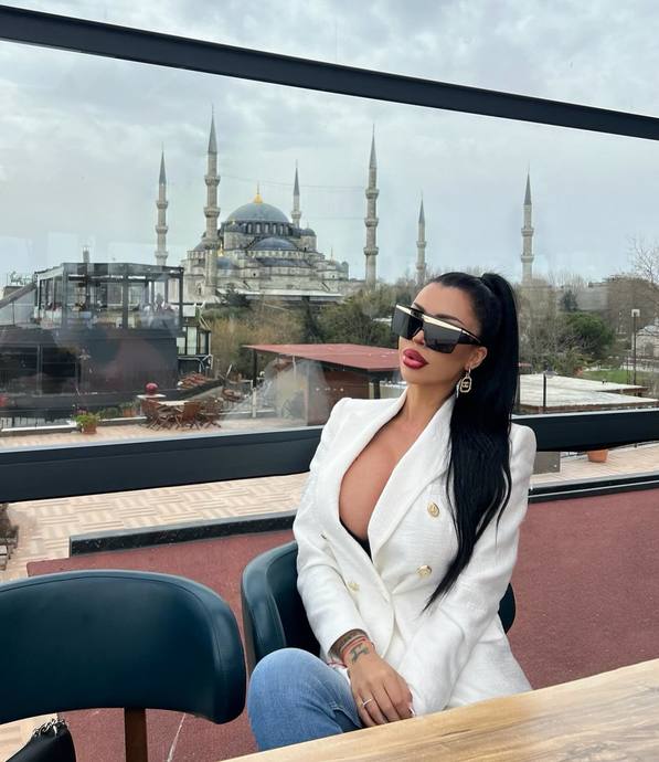 Ceket İçine Bir Şey Giymemek: Moda Tercihi Mi, Stil İfadesi Mi?