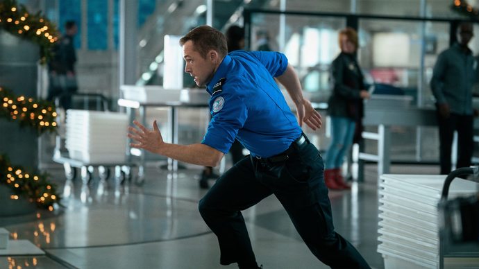 Netflix’in Uçak Gerilim Filmi: Carry-On!