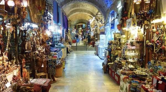 İzmir tarihi Kemeraltı çarşısından bir fotoğraf