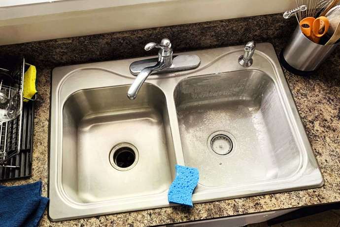 Mutfağınızı Hijyenik Tutmanın Sırları: Lavabodan Dolap Kapaklarına Temizlik İpuçları 🧼