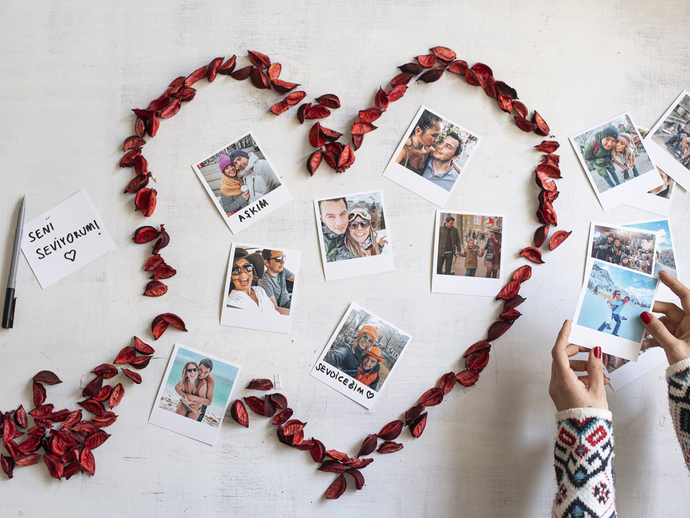 Polaroid fotoğrafların büyüsünü seven sevgiline, 35 Adet Polo Kart hediyesi vererek bu Sevgililer Günü’nü daha da büyülü bir hale getirmeye ne dersin? 📸