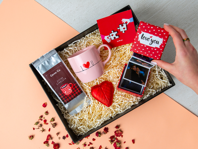 Aşkın bütün sıcaklığı bu kutuda! 🎁 İçi romantik sürprizlerle dolu Sen Ben Akordiyonlu Hediye Kutusu ile duygularını en içten şekilde ifade et.