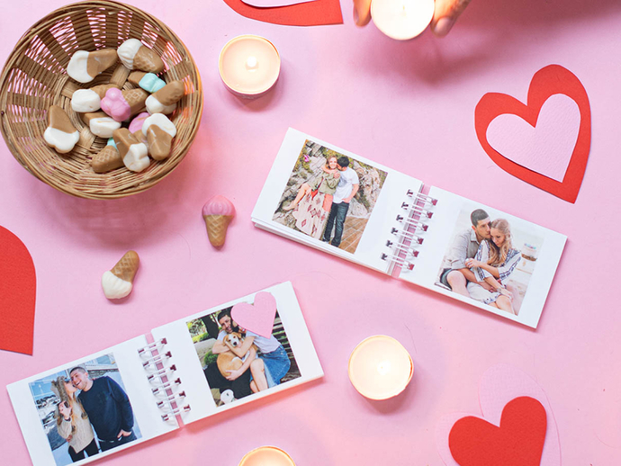 “Bizim aşkımız kitap olur 🥰” diyen uslanmaz romantikler için 50 fotoğraftan oluşan Mini Foto Kitap hediyeden daha tatlı bir hediye olabilir mi? Hemen at sepete!