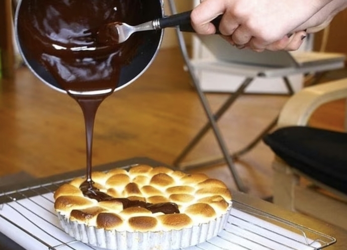 Fırından yeni çıkmış marşmellowlu tart