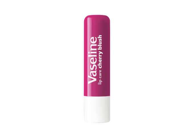 Shea yağı içeren Vaseline Lip Therapy Cherry Blush’ın 48 saat nemlendirme etkisiyle dudakların her zamankinden daha yumuşak, doğal kiraz rengiyle daha canlı! Her an yanında olmalı. 🍒