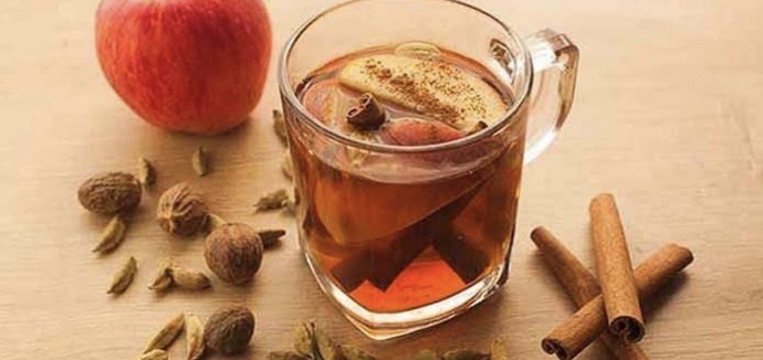 İçilmeye hazır elmalı ve tarçınlı çay