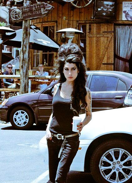 Stil İkonu Amy Winehouse Ve Onun Sıra Dışı Kombinleri!