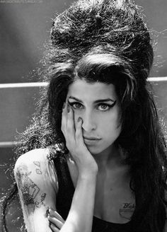 Stil İkonu Amy Winehouse Ve Onun Sıra Dışı Kombinleri!
