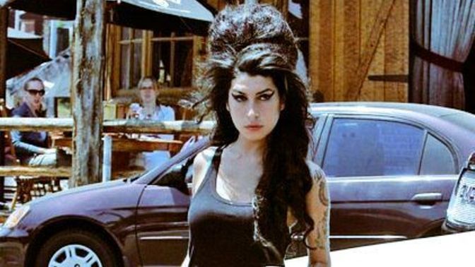 Stil İkonu Amy Winehouse Ve Onun Sıra Dışı Kombinleri!