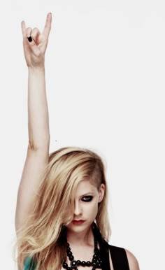 Yılların Gotik Prensesi! Avril Lavignenin Punk Moda Stilini İnceliyoruz!