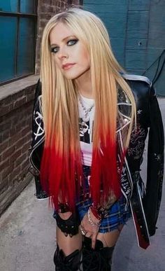 Yılların Gotik Prensesi! Avril Lavignenin Punk Moda Stilini İnceliyoruz!