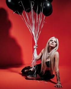 Yılların Gotik Prensesi! Avril Lavignenin Punk Moda Stilini İnceliyoruz!