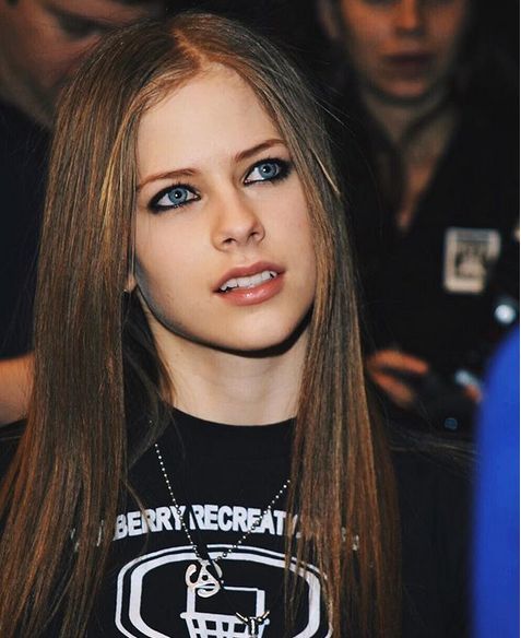 Yılların Gotik Prensesi! Avril Lavignenin Punk Moda Stilini İnceliyoruz!
