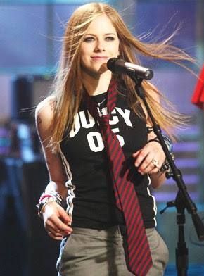 Yılların Gotik Prensesi! Avril Lavignenin Punk Moda Stilini İnceliyoruz!