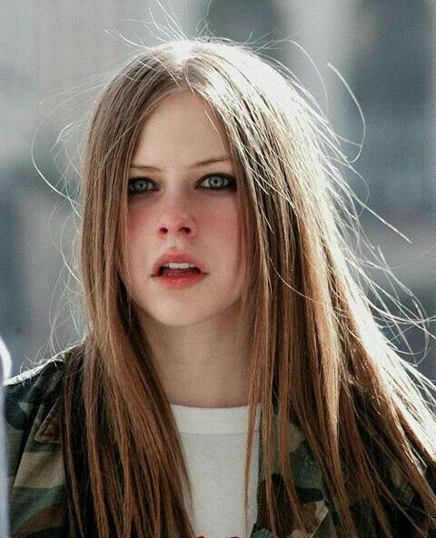 Yılların Gotik Prensesi! Avril Lavignenin Punk Moda Stilini İnceliyoruz!
