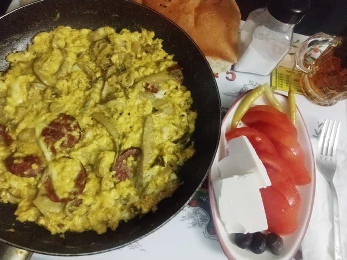 Sahurda Mantarlı, Kaşarlı, Kremalı, Körili ve Sucuklu Karışık Omlet Tarifini Denediniz Mi?