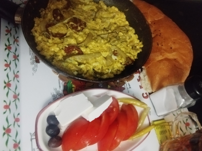 Sahurda Mantarlı, Kaşarlı, Kremalı, Körili ve Sucuklu Karışık Omlet Tarifini Denediniz Mi?