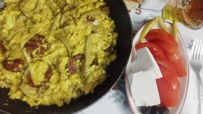 Sahurda Mantarlı, Kaşarlı, Kremalı, Körili ve Sucuklu Karışık Omlet Tarifini Denediniz Mi?