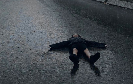 💔 Seviyor mu, Yoksa Sadece Yanında Biri Olsun mu İstiyor?