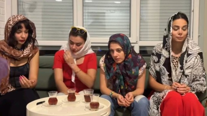 Kuzenleriniz ve komşunun mütüşmel çocuğu. Ortadaki kim?