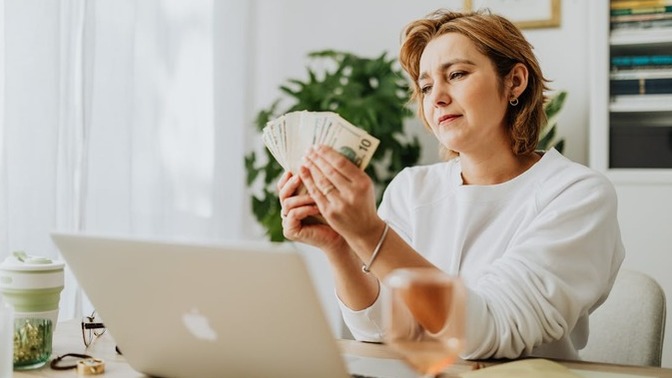 Küçük Gelir, Büyük Etki: Az Kazanıyorsan Da Zengin Hissedebilirsin! 💡💰