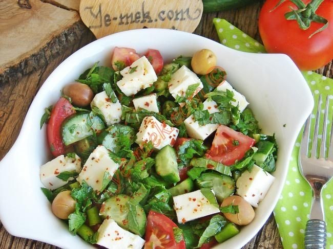 Ferah ve Pratik Roka Salatası Nasıl Hazırlanır?