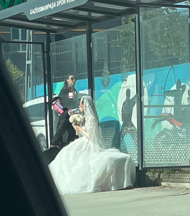 Gerçekten Sevince Önemsiz Detaylar: Gelinlikle ve Damatla Belediye Otobüsü Beklemek!