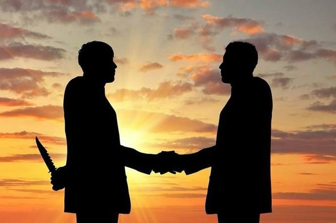 Gülümseyerek Yıkmak: Manipülasyonun En Tatlı Hali