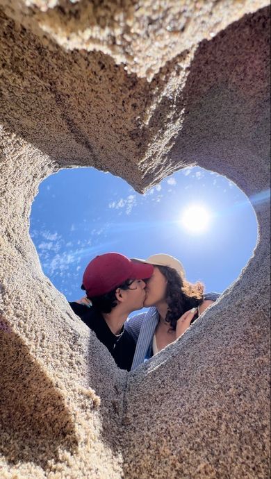 Öpüşmek zamanın durduğu, sadece kalbin konuştuğu andır. ❤️🔥