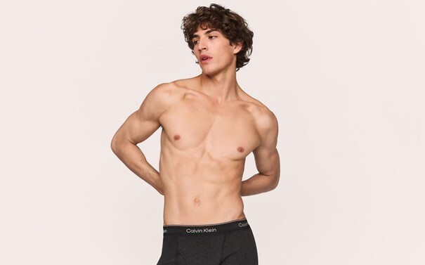 Calvin Klein İç Giyim Devrimi: Cesur Kampanyaların Ardındaki Konfor ve Cazibe