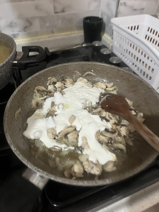 Kremalı , Mantarlı Ve Tavuklu Makarna ❤️ Farklı Bir Lezzet Arayanlar İçin Oldukça Lezzetli Bir Tarif İle Geldim! 🥳🫶🏻