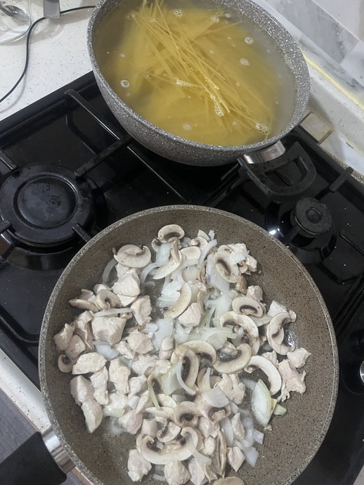 Kremalı , Mantarlı Ve Tavuklu Makarna ❤️ Farklı Bir Lezzet Arayanlar İçin Oldukça Lezzetli Bir Tarif İle Geldim! 🥳🫶🏻