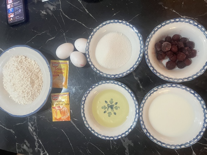 Yağmur Bu Sıcakta Sen Nasıl Mutfağa Giriyorsun Dediğini Duyar Gibiyim.🤭 Çok Lezzetli Çilekli Kek Yaptım Ben 🥳