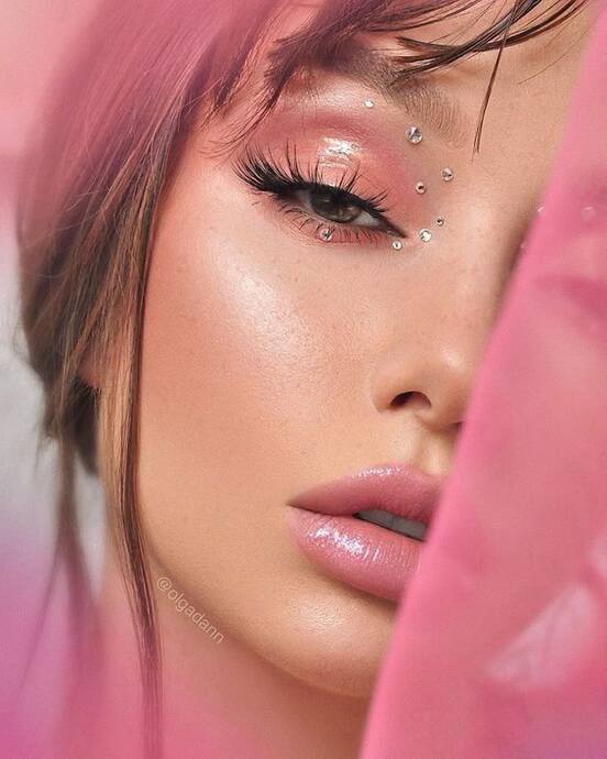 💄 Makyaj Yapmak Zayıflık Değil, Güçtür!