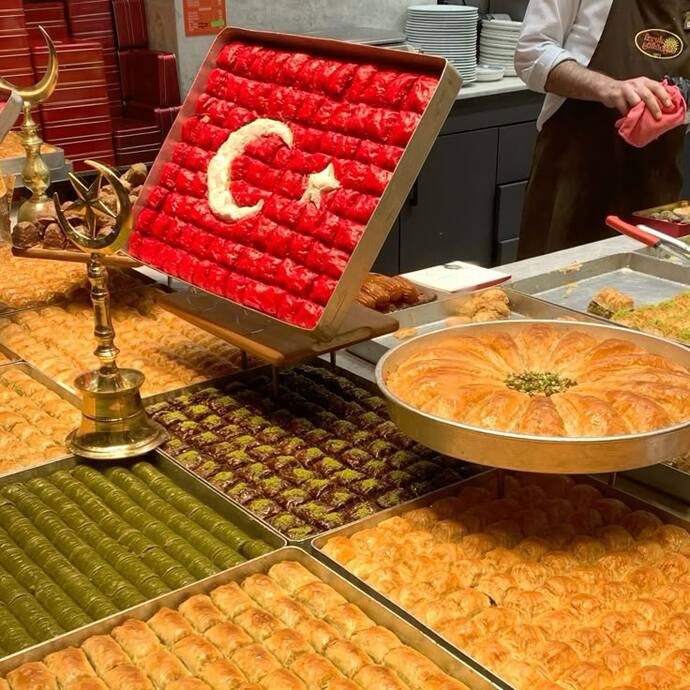 🍲 Yemek Dediğin Sadece Karın Doyurmaz, Ruhuna da Dokunur