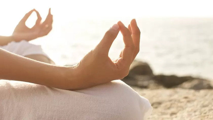 “Bir Nefes Kadar Yakın: Gündelik Meditasyon Ritüeli”