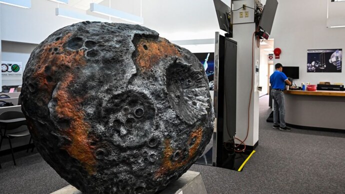 Psyche adlı metal açısından zengin asteroidin bir modeli, NASA Kennedy Uzay Merkezi