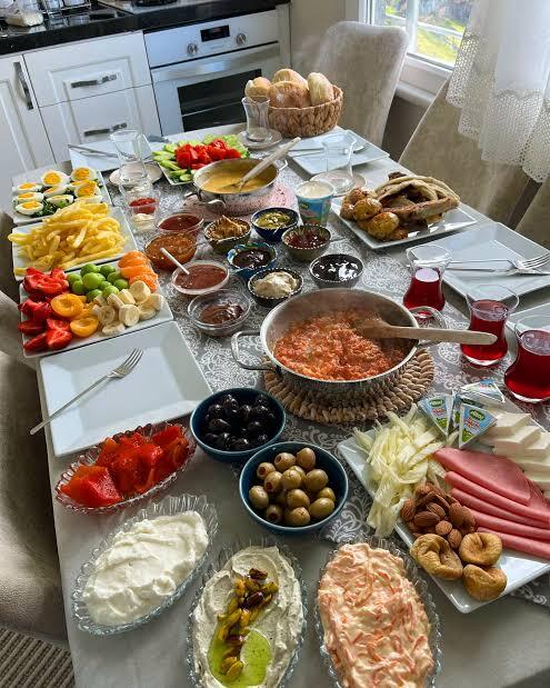 Çocuklar, Yetişkinler Ve Yaşlılar İçin Sabah Kahvaltısının önemi