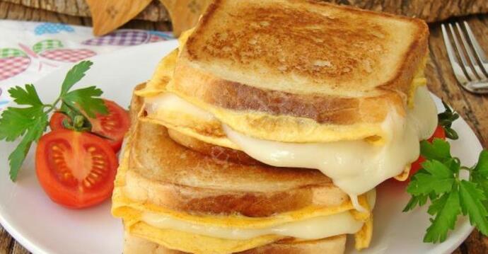 Ramazan’da Sahura En Pratik Tok Tutan Tost: Yumurtalı Peynirli Ekmek (Gerçekten 7 Dakika!)
