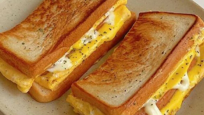 Ramazan’da Sahura En Pratik Tok Tutan Tost: Yumurtalı Peynirli Ekmek (Gerçekten 7 Dakika!)